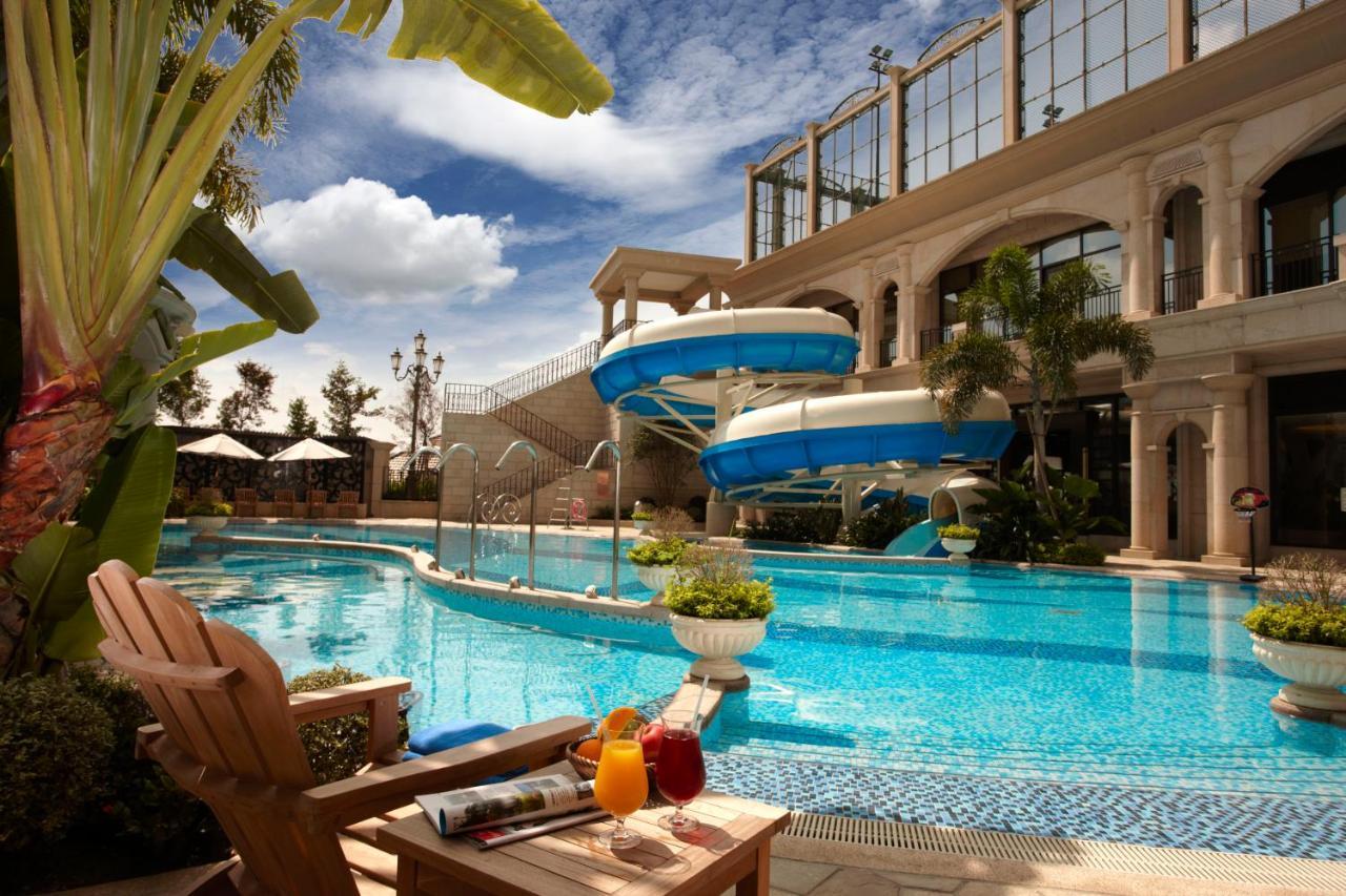 E-Da Royal Hotel Dashu Einrichtungen foto The swimming pool at the hotel